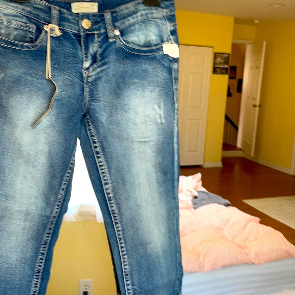 “Seven7” Capri jeans